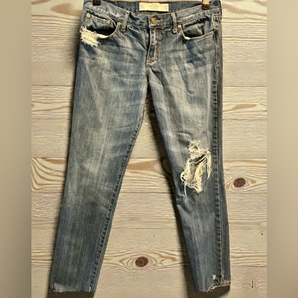 Abercrombie & Fitch Erin Low Rise Slim Distressed Jeans Size 28x31 (6S)